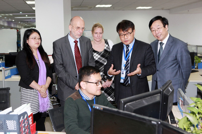 華天軟件與德國開姆尼茨工業(yè)大學(xué)攜手共建數(shù)字化工廠示范實(shí)驗(yàn)室